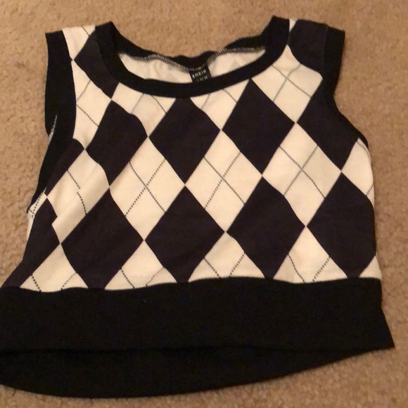 Selling Black and White Vest - Picture 1 of 2